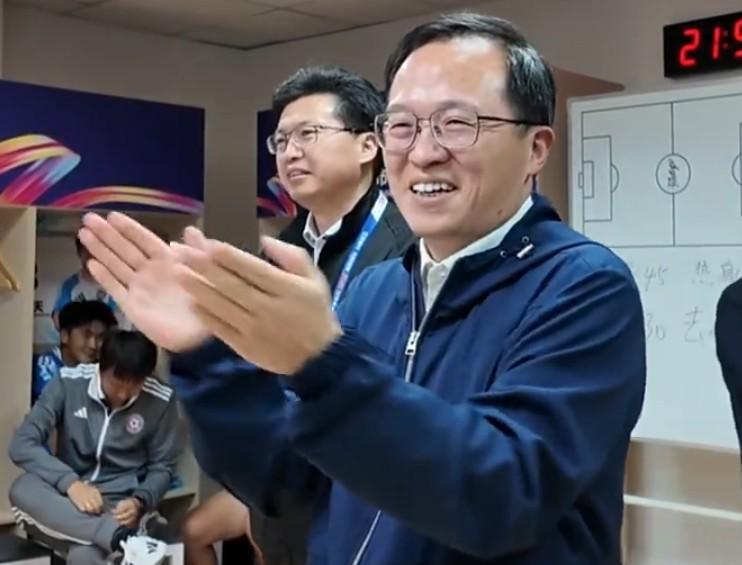 连云港队0-0战平无锡队，赛后连云港市长来到更衣室慰问球队